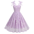 Lavendelfarbenes Vintage-Cocktailkleid mit weißer Stickerei und Schleifenträgern - S / Lila