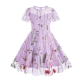Dettaglio dei ricami floreali colorati sul tulle viola di un abito da bambina - 150 / Viola Chiaro