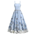 Elegante abito midi in tulle celeste con ricami floreali e spalline sottili - S / Blu