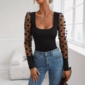 Top ajustado negro para mujer con mangas largas de malla de lunares y cuello en U - S / Negro