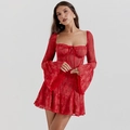 Dettaglio dell'abito in pizzo rosso con maniche a campana e corsetto stile vintage - S / Rosso