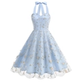 Détail de broderies florales roses sur une robe de soirée en tulle bleu clair - S / Bleu