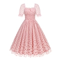 Dettaglio dell'abito vintage rosa con rete a cuori rossi e maniche a sbuffo con nastro - Taglia S / Rosa