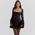 Dettaglio dell'abito corto in pizzo nero con maniche a campana e fiocco decorativo - S / Nero