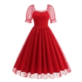 Dettaglio del vestito rosso con ricami a cuore e maniche a sbuffo in mesh velato - Taglia S / Rosso