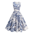Détail de robe blanche sans manches avec imprimé paysage bleu et ceinture décorative - S / Bleu