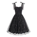 Detalle de bordado floral en un vestido vintage negro con tirantes de lazo en malla - S / Negro