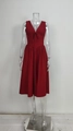 Detail des roten V-Ausschnitt-Kleides mit feiner Schleife und eleganten Falten am Mieder - S / Rot