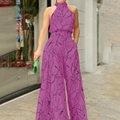 Detail des lila Neckholder-Jumpsuits mit schwarzem Abstraktmuster und Seitentaschen - S / Lila