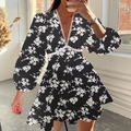 Dettaglio dello scollo a V con pizzo bianco e stampa floreale su vestito nero corto - 3XL / Nero Con Fiori Bianchi