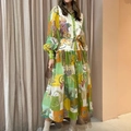 Dettaglio delle maniche lunghe a lanterna e coulisse con nappine sul vestito a fiori - 3XL / Stampa Artistica Vintage (24652)