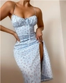 Robe fleurie bleu clair élégante avec fines bretelles et fente latérale flatteuse - S / Bleu Clair Rose Floral