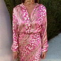 Elegantes Set aus Satin-Langarmhemd und Hose mit rosa-goldenem Zebradruck - S / Rosa