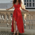 Détail d'une robe de soirée rouge asymétrique avec paillettes et ourlet court devant long - S / Rouge