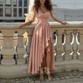 Détail de la robe asymétrique rose poudré avec ourlet irrégulier et plis à la taille - S / Rose