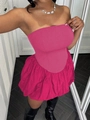 Macro-opname van de felroze strapless bubble jurk met satijnen finish en lijfje - XS / Roze