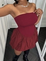 Detailoverzicht van de donkerrode strapless jurk met getailleerde taille en pofrok-ontwerp - XS / Bordeauxrood