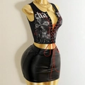 Détail d'un crop top punk noir avec laçage rouge au col en V et imprimé gothique croisé - S / Noir
