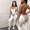 Detailansicht des rückenfreien Jumpsuits mit überkreuzten Trägern und Kontrastfarben - S / Beige Braun