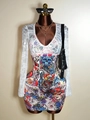 Vestido ajustado con mangas de encaje y estampado rockero de calaveras y rosas - S / Multicolor