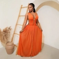 Elegantes, leuchtend oranges Maxikleid mit tiefem V-Ausschnitt, Taillenausschnitt und Plisseerock - S / Orange