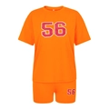 Dettaglio del set sportivo arancione con stampa numero 56 su maglietta e pantaloncini - S / Arancione