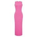 Detail von rosa Rippstrick-Stoff und Rundhalsausschnitt am ärmellosen Sommerkleid - Fuchsia