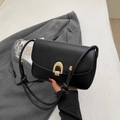 Elegante borsa a spalla in pelle nera con fibbia dorata e dettaglio tracolla annodata - Nero