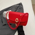 Borsa a tracolla in pelle rossa con fibbia a ferro di cavallo dorata e cinturino a nodo - Borgogna