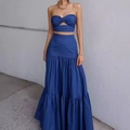 Zweiteiliges königsblaues Sommer-Set mit trägerlosem Crop-Top und gestuftem Maxirock - S / Dunkelblau