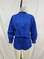 Detalle del conjunto de punto azul real con cuello de media cremallera y puños acanalados en maniquí - S / Azul