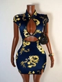 Détail d'une robe qipao moulante bleue avec imprimé dragon jaune et découpe sur le devant - Fond Bleu Dragon d'Or