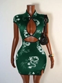 Détail de robe qipao verte à motif dragon avec découpe à la taille et col mao - Fond Vert Dragon d'Argent