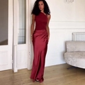 Elegantes burgunderrotes One-Shoulder-Satinkleid mit schmaler Passform und Faltenwurf - S / Rot