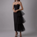Elegante zwarte strapless avondjurk met asymmetrische gelaagde rok van netstof - S / Zwart