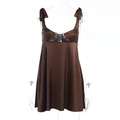 Dettaglio dell'abito in raso marrone scuro con design cut-out e chiusura con fibbia metallica - S / Marrone