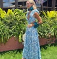 Détail de robe maxi fleurie avec volants, décolleté en V et découpes pour les vacances - Bleu clair