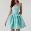 Elegantes hellblaues Satin-Minikleid mit Strass-Trägern und plissiertem Herzausschnitt - S / Saphirblau