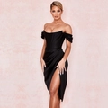Détail du tissu en satin noir et de la structure corset sur une robe de cocktail chic - Noir