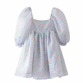 Dettaglio del tessuto a fiori con scollo quadrato e maniche a sbuffo sull'abito bambina - XL / Floreale Blu