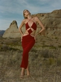 Dettaglio dell'abito cut-out rosso scuro con anelli di metallo dorato e trama del tessuto a coste - S / Rosso