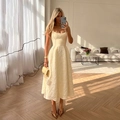 Elegante abito midi in jacquard bianco crema con spalline sottili e una silhouette a vita alta - S / Beige