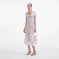 Detalle de encaje de guipur floral blanco en vestido de noche con cinturón elegante - S / Blanco