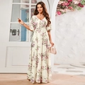 Detailaufnahme des weißen V-Ausschnitt Maxi-Blumenkleides mit Flatterärmeln und lila Druck - XS / Gelb