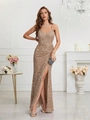 Vue détaillée d'une robe de soirée à paillettes dorées avec col en V et fente haute - Abricot