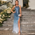Dettaglio dell'abito da sera con paillettes sfumate, scollo all'americana e spacco - XL / Celeste