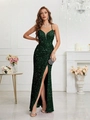 Détail d'une robe de soirée à paillettes vert émeraude avec décolleté en V - Vert