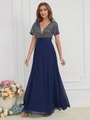 Détail de la robe de soirée à paillettes bleu marine, col en V profond et jupe en mousseline - Bleu Marine