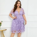 Detalle cercano del intrincado bordado floral de encaje lavanda y tela de malla en vestido - 1XL / Lila