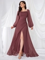Elegante abito lungo in chiffon con scollo quadrato, maniche lunghe e spacco laterale alto - S / Mogano